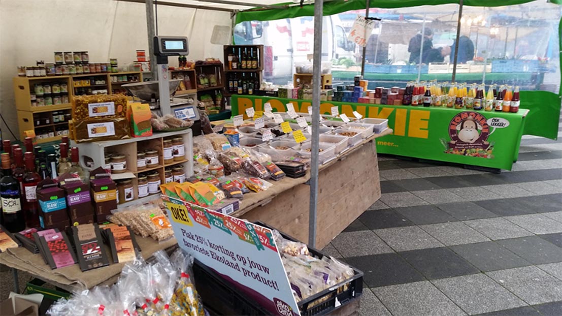 Biomonkie op de markt in Amsterdam-Noord